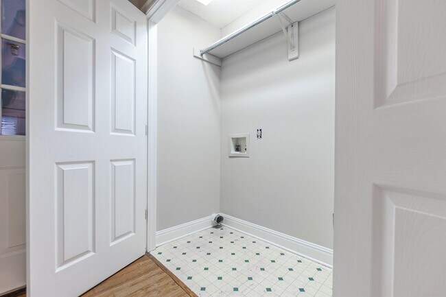 Building Photo - 4375 Big Horn Dr S