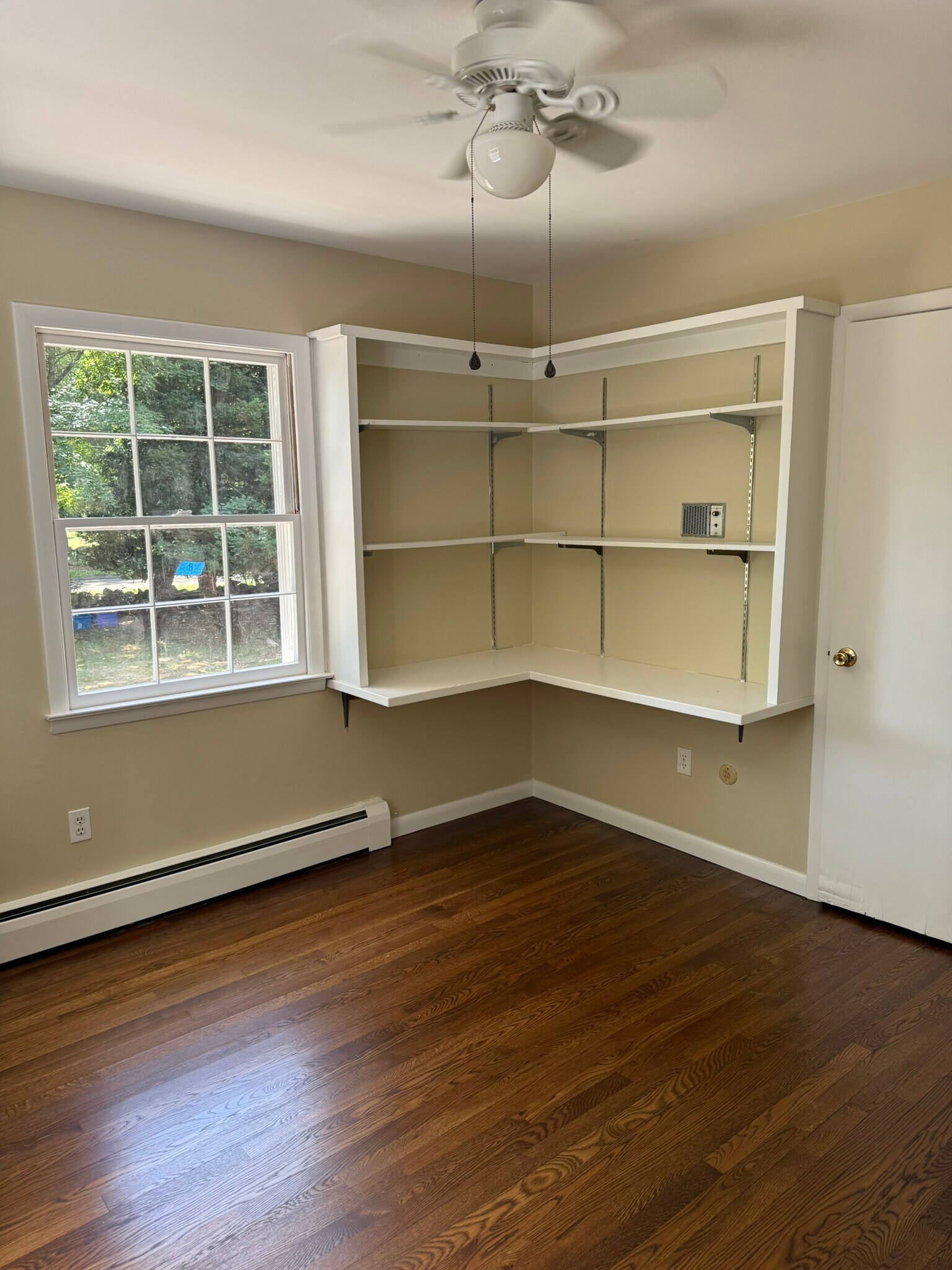 Bedroom 2 with built in desk - 38 Nursery St