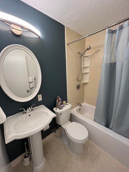 Full Bathroom - 44 Washington St