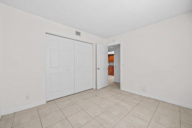 Building Photo - 9227 Green Meadows Way