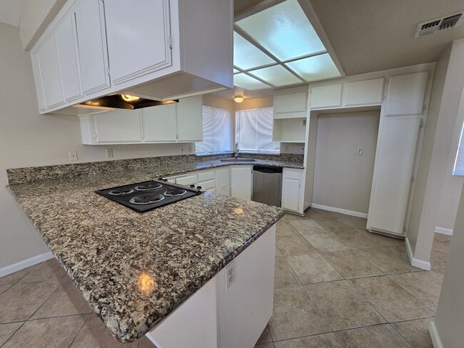 Building Photo - Private & Quiet Gem!