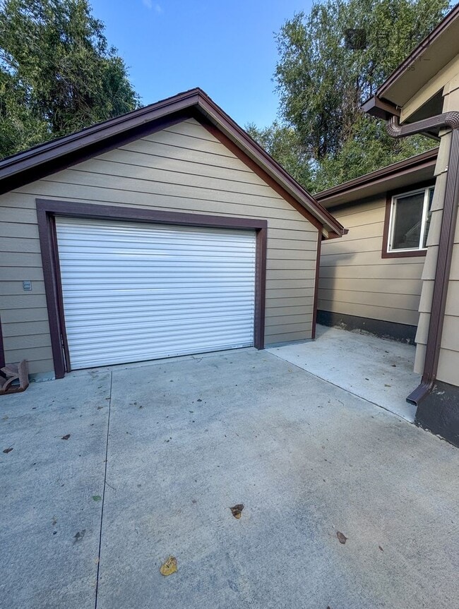 Building Photo - DOG FRIENDLY, 3 BED/ 1.5 BATH SINGLE FAMIL...