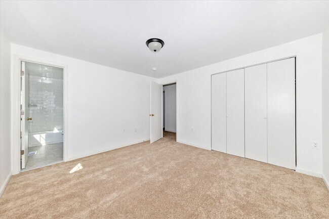 Building Photo - Churchill Town Rental