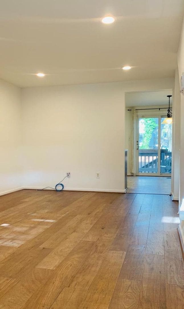Building Photo - Gorgeous 2BR 2BA 3 level town home fully updated and located in Essex Place