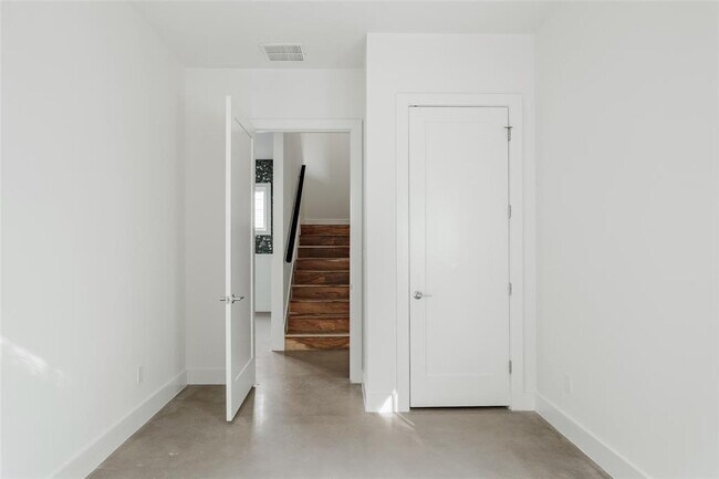 Building Photo - 708 Cardinal Ln