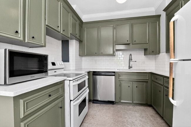 Building Photo - Absolutely stunning penthouse level unit in the historic Poplar building in Charlotte's tree line...