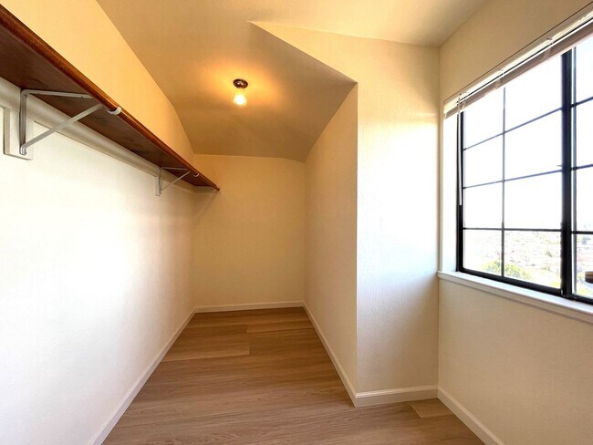 Building Photo - Newly Renovated 4BR / 2.5BA Home with Partial Bay Views.