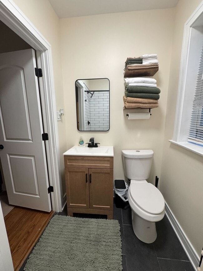 Building Photo - 610 E 74th St