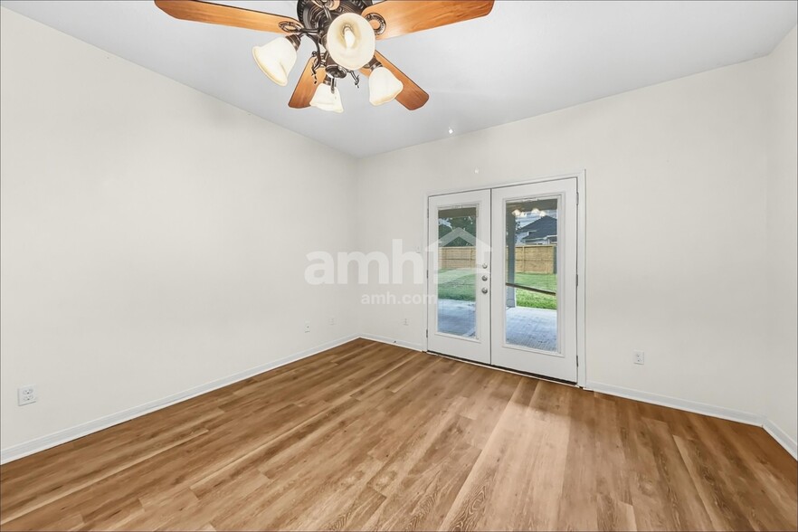 Building Photo - 10917 Spruce Dr N