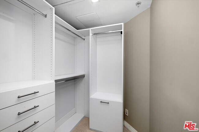 Building Photo - 930 N Doheny Dr