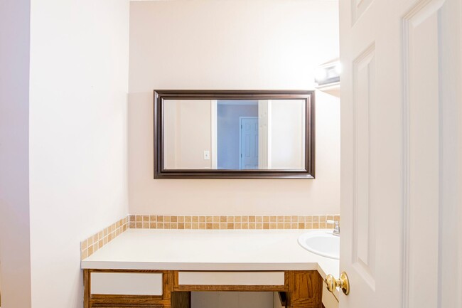 Building Photo - Great Townhouse in Central Pensacola