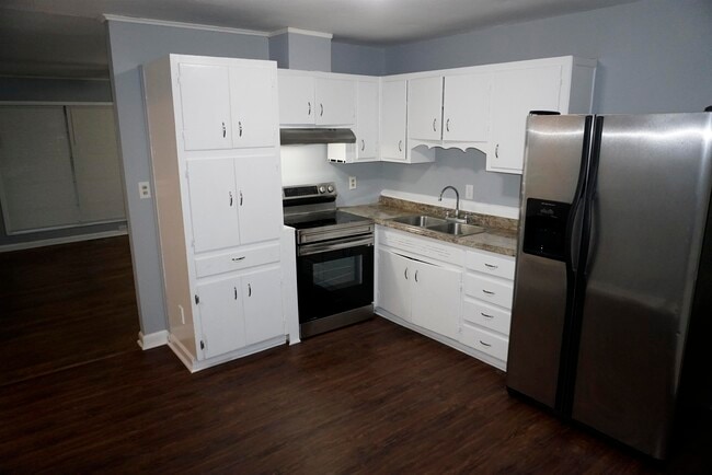 Building Photo - 504 Pinecrest Dr