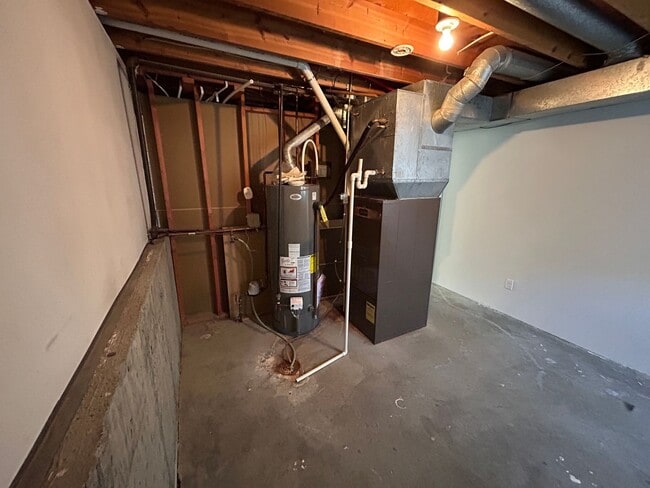 Building Photo - 5 Bed 2 Bath Home with 2 Car Attached Garage in Quiet Nice Neighborhood.