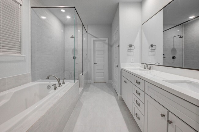 Building Photo - 3BR, 3.5BA Townhome with Balcony, Yard & D...