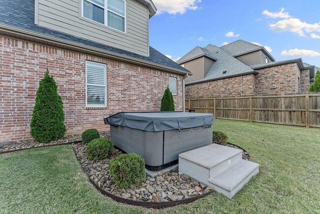 Building Photo - 504 NE Green Creek Rd