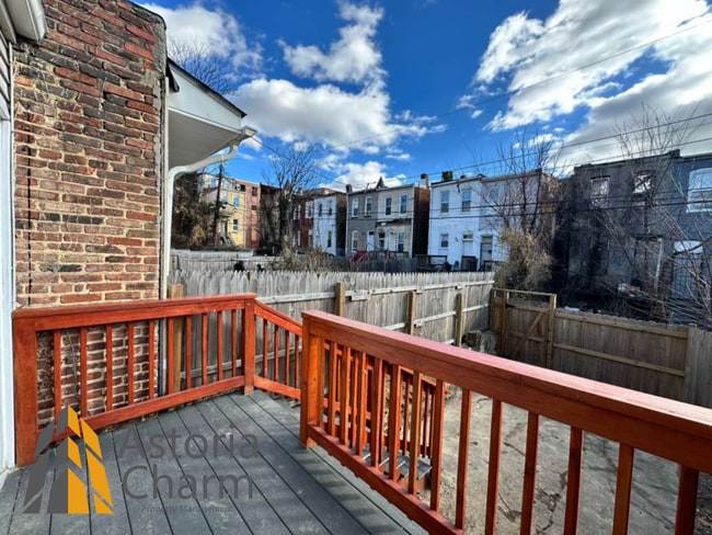 Building Photo - 3 Bedroom Rowhome with Deck and Updated Kitchen