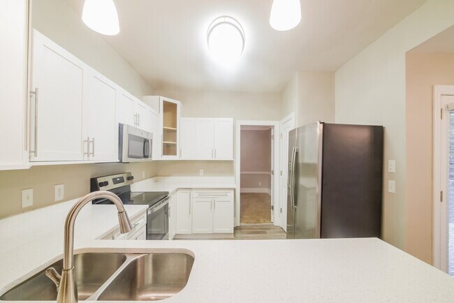 Building Photo - 3073 Essex Dr