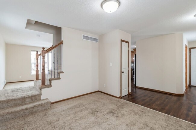 Building Photo - Commuter's Dream!!  3 Bedroom, 2.5 Bathroom Home in West Des Moines!