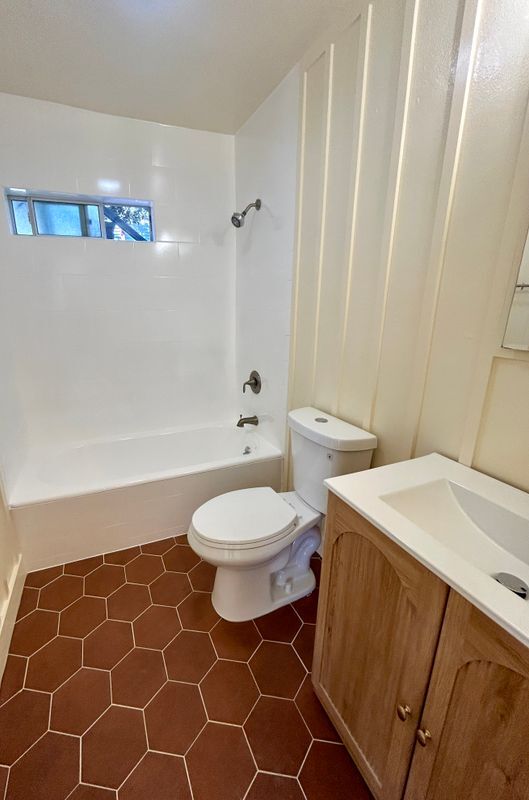 Building Photo - 1765 Clinton St