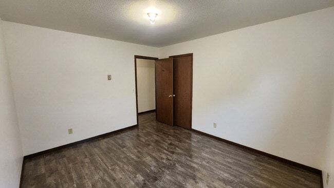 Building Photo - 3 Bedroom Duplex with Attached Garage & La...