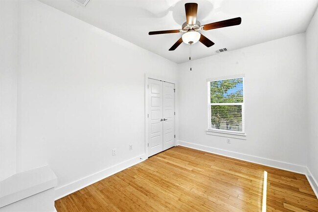 Building Photo - 6213 Felix Ave