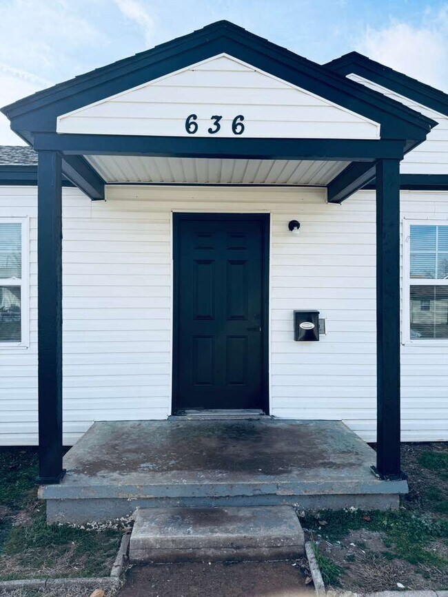 Building Photo - 636 NE 34th St