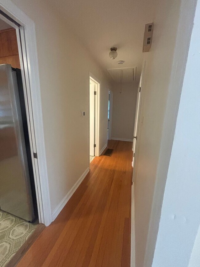 Building Photo - 1805 Stevens Dr NE