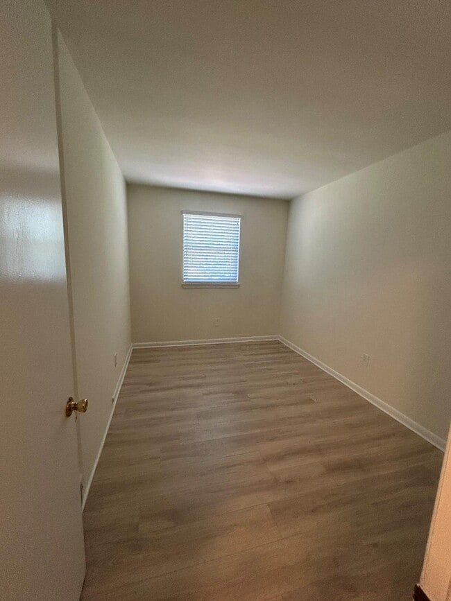 Building Photo - 523 Donna Cir
