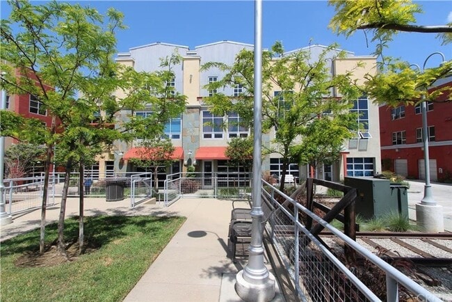 Building Photo - Live & Work Industrial Art Loft with Two C...