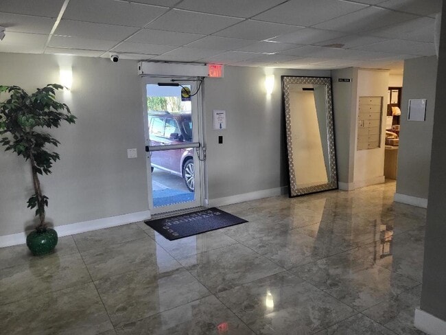 Building Photo - 550 Bayshore Dr