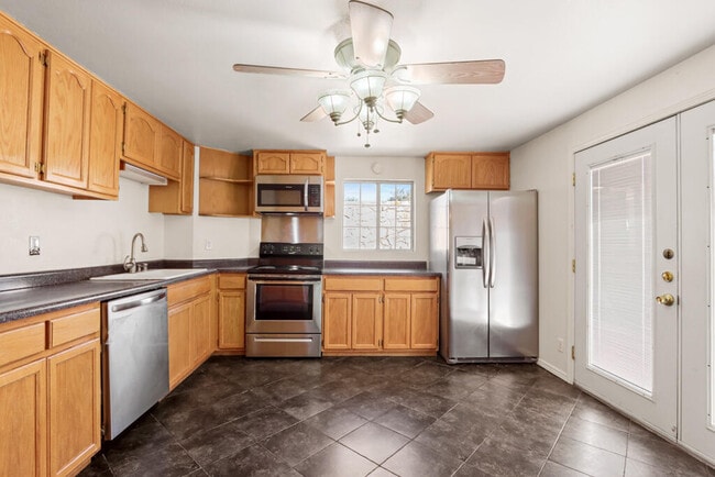 Building Photo - 1600 Sumac Dr