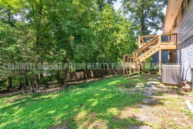 Building Photo - 313 Maple Way