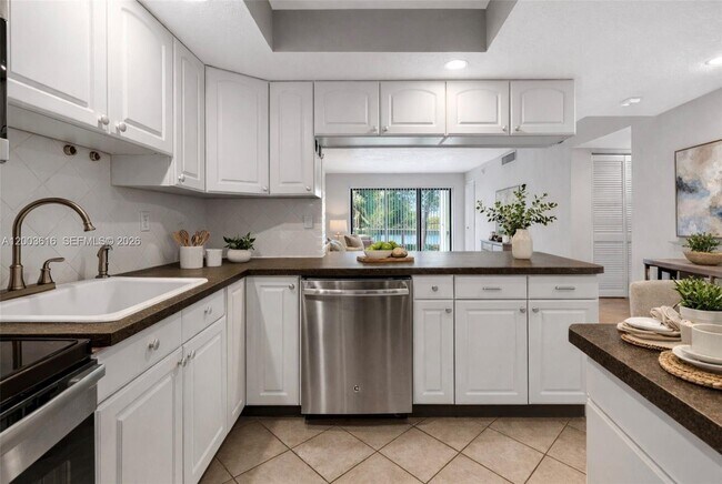 Building Photo - 2322 S Cypress Bend Dr