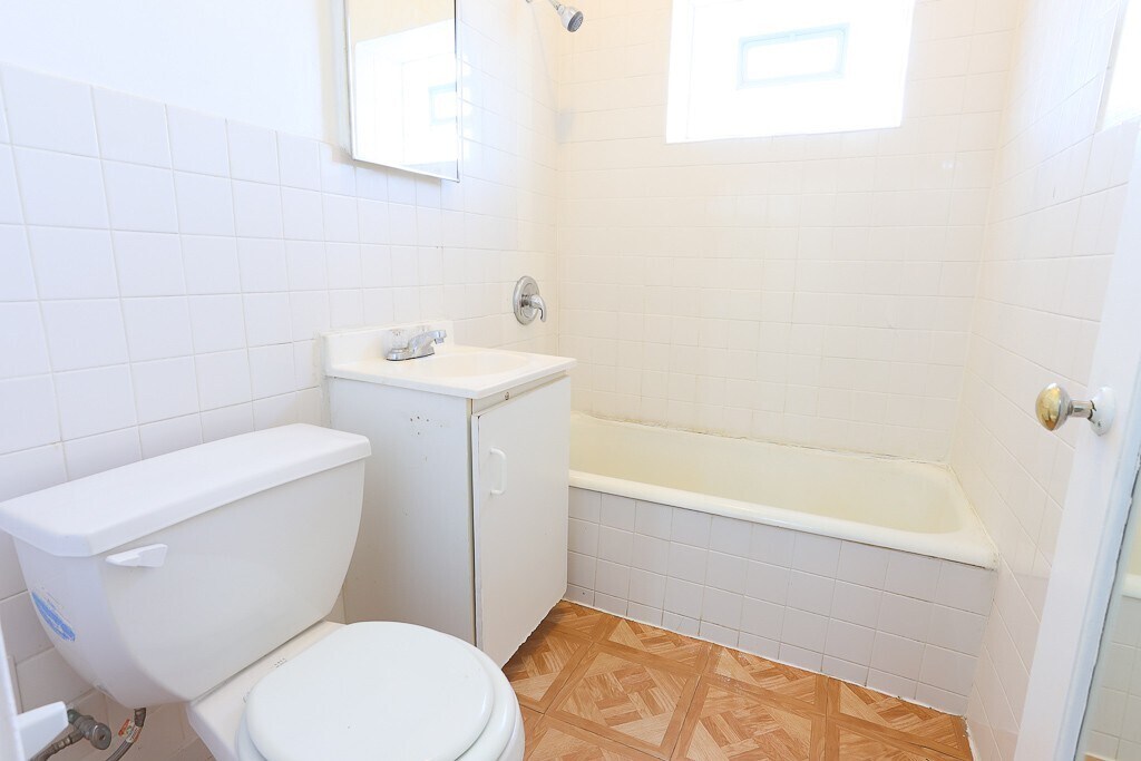 Building Photo - 2222 W Wilson Ave