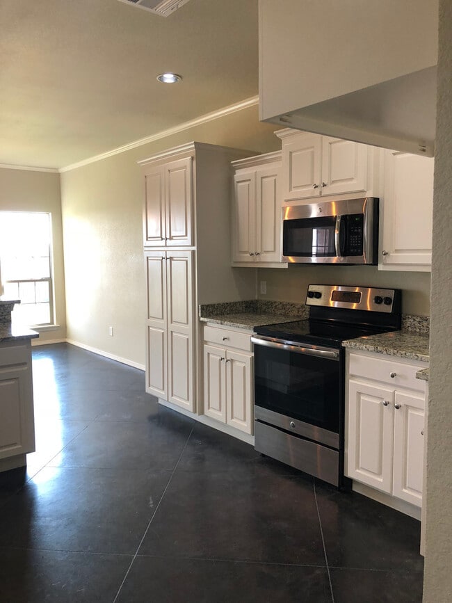 Building Photo - Located in HERITAGE HILLS !!! 2016 Built, ...