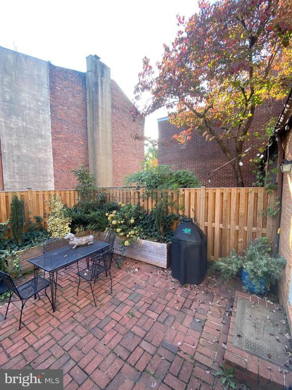 Building Photo - 145 W Hill St