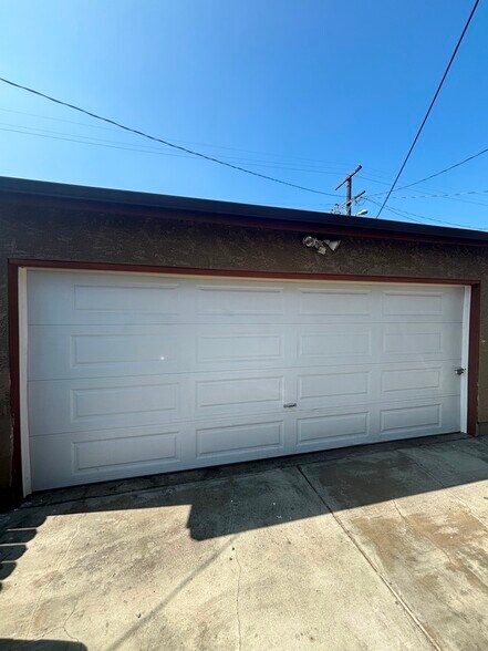 Building Photo - 836 W 76th St