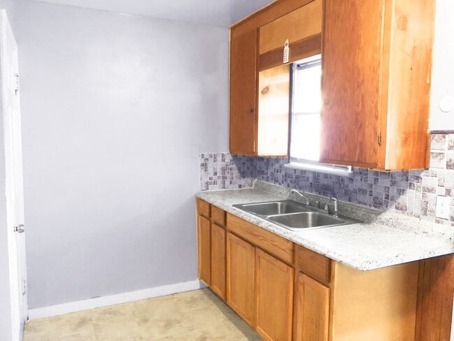 Building Photo - 3-BED, 1 BATH BEAUTIFUL  SINGLE- FAMILY HOME IN MAPLE HEIGHTS!