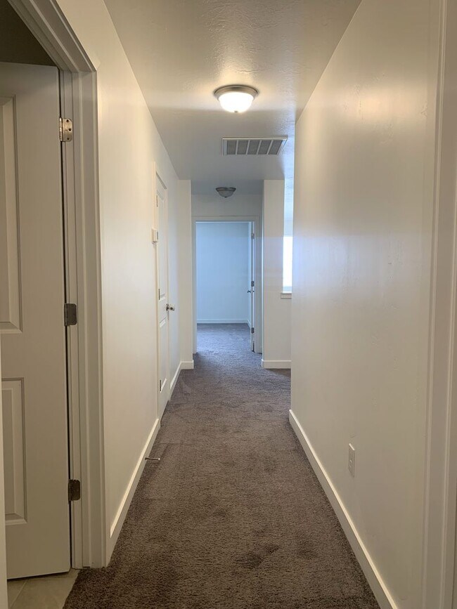 Building Photo - Move In & Get 2 Weeks Free! 3 Bed 2.5 Bath Townhome in West Haven