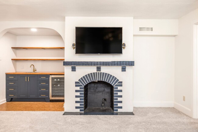 Building Photo - Elegant Sugar House Living: Finished Basement and Prime Location