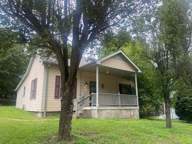 Building Photo - Adorable cottage for rent in downtown Comm...