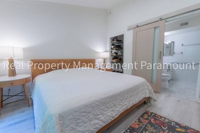 Building Photo - Spectacular 2 Bedroom, 2 Bath Condo with L...