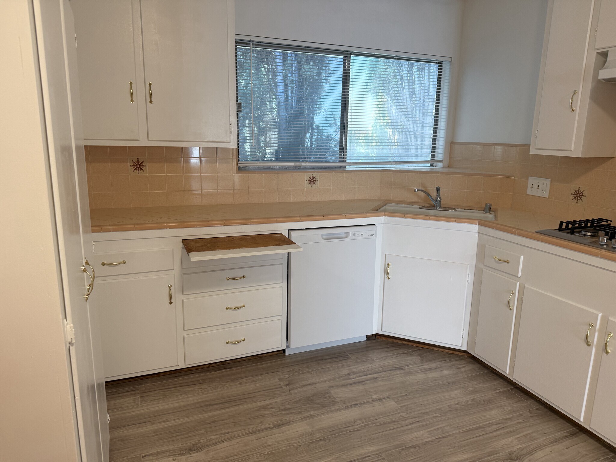 Building Photo - 330 E Fairview Ave