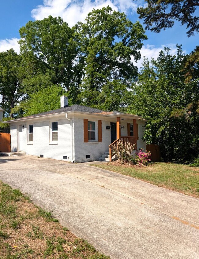 Building Photo - Minutes from Uptown!  100% Renovated!