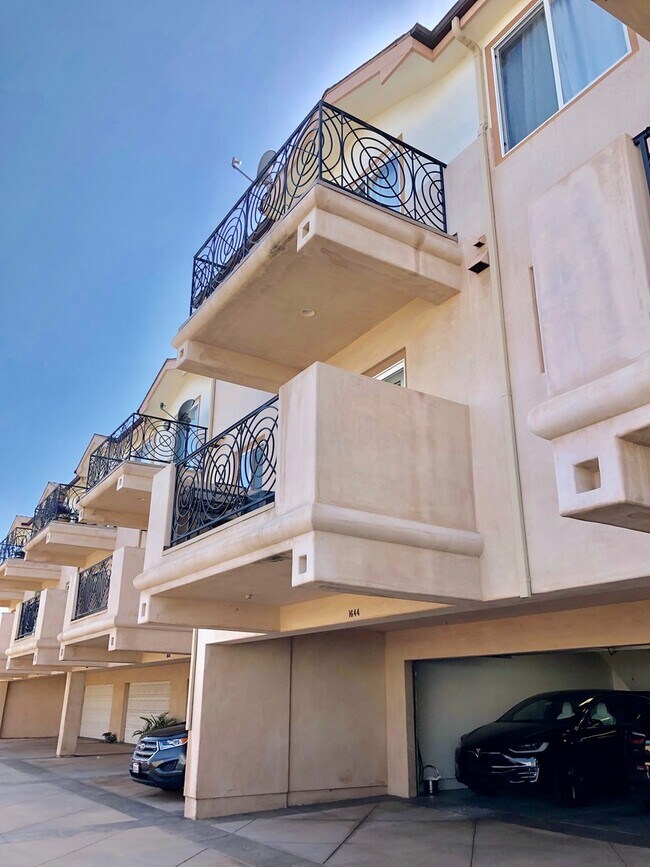 Building Photo - Lovely 3 bd/2.5 ba Townhome - Old Town Torrance!