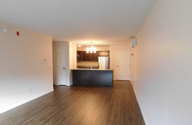 Building Photo - Beautifully Spacious 1 Bedroom Apartment