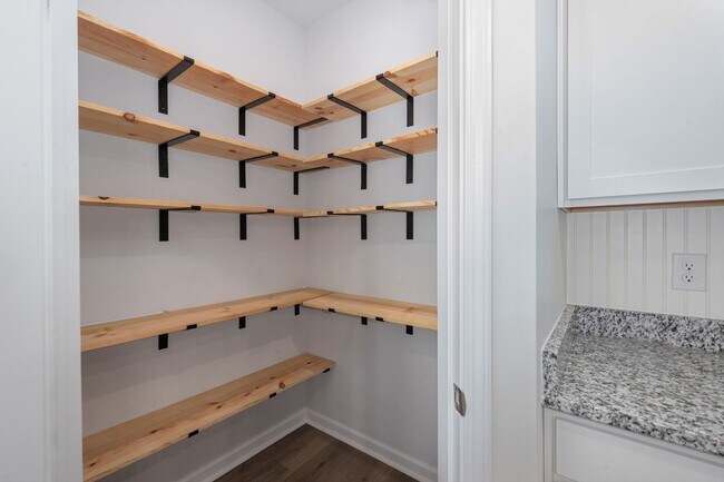 Building Photo - Like New, One-Level Living