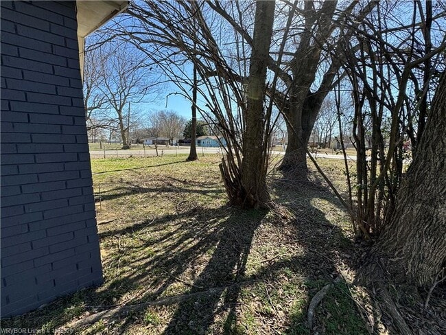 Building Photo - 107 S Oak St