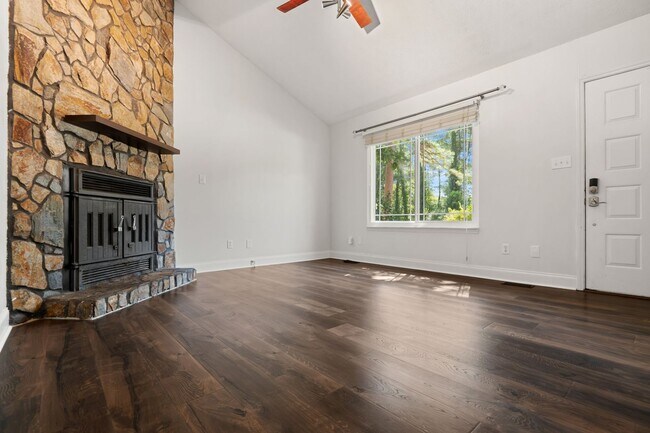 Building Photo - 2108 Mariner Cir
