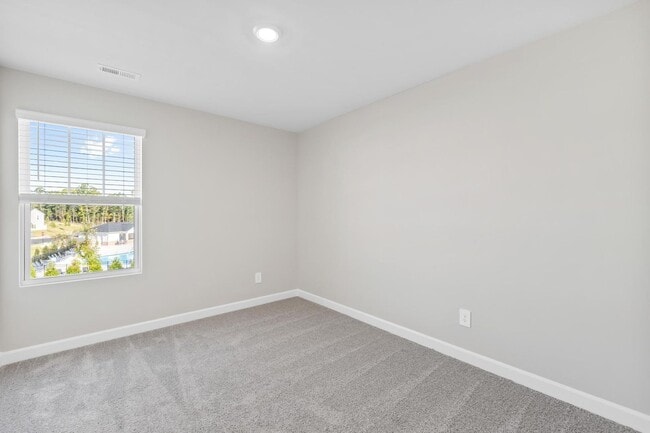 Building Photo - 3BR/2BA Townhouse Available JUNE 5!
